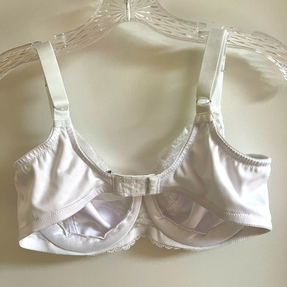 3 Bras (1 Bali 2 Glamorise) 38D - Picture 13 of 15